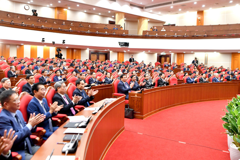 C&aacute;c đồng ch&iacute; l&atilde;nh đạo Đảng, Nh&agrave; nước v&agrave; c&aacute;c đại biểu tham dự phi&ecirc;n bế mạc hội nghị. Ảnh: Đăng Khoa