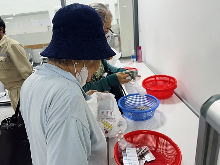 Người mắc bệnh mạn t&iacute;nh nhận thuốc định kỳ theo quy định.