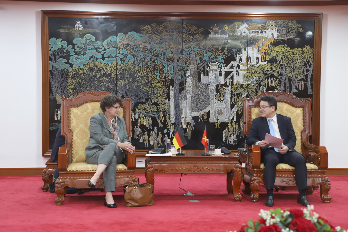 Thứ trưởng Bộ T&agrave;i ch&iacute;nh Trần Quốc Phương trao đổi c&ugrave;ng b&agrave; Helga Margarete - Đại sứ Cộng h&ograve;a Li&ecirc;n bang Đức tại Việt Nam.