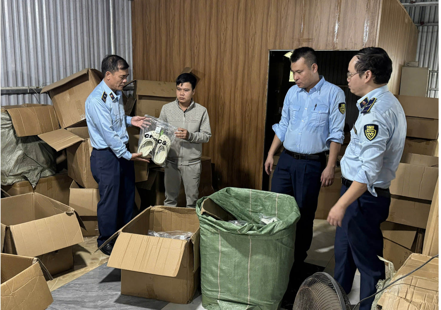 Đội Quản l&yacute; thị trường số 1 phối hợp với Đội Quản l&yacute; thị trường số 2 kh&aacute;m Kho h&agrave;ng tại Th&ocirc;n Đ&ocirc;ng Th&agrave;nh, x&atilde; Quảng T&acirc;n, tỉnh Quảng Ninh.