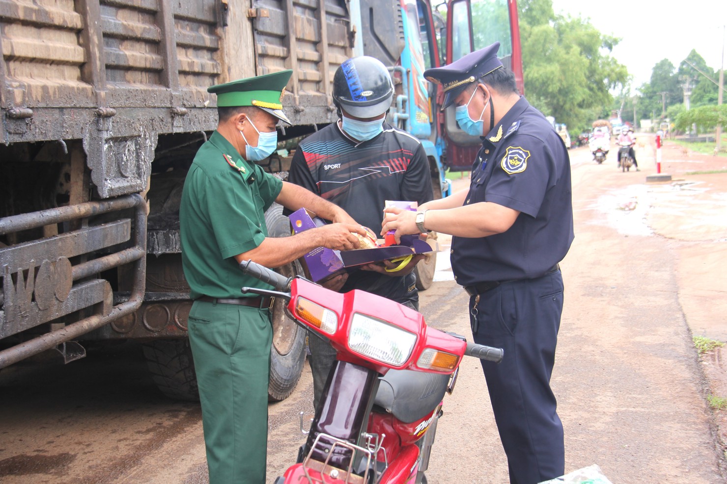 &nbsp;Hải quan, Bi&ecirc;n ph&ograve;ng cửa khẩu K&agrave; Tum kiểm tra thực tế h&agrave;ng h&oacute;a nhập khẩu, phương tiện nhập cảnh. Ảnh: T.D