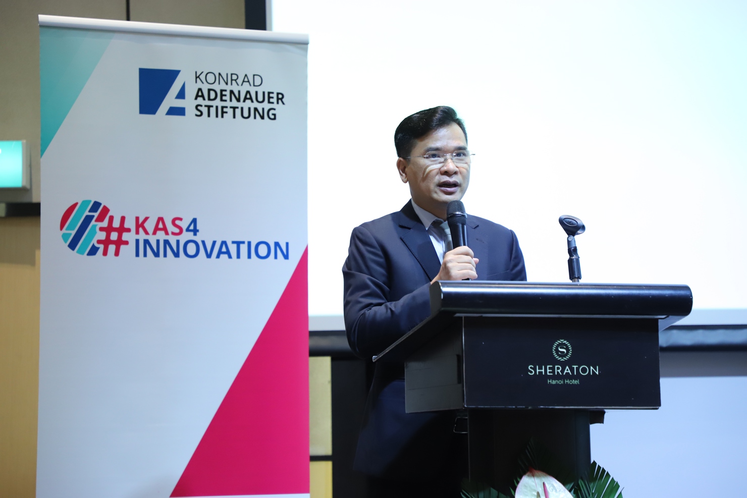 TS. Nguyễn Như Quỳnh - Viện trưởng Viện Chiến lược v&agrave; Ch&iacute;nh s&aacute;ch kinh tế - t&agrave;i ch&iacute;nh (Bộ T&agrave;i ch&iacute;nh) ph&aacute;t biểu khai mạc Hội thảo.