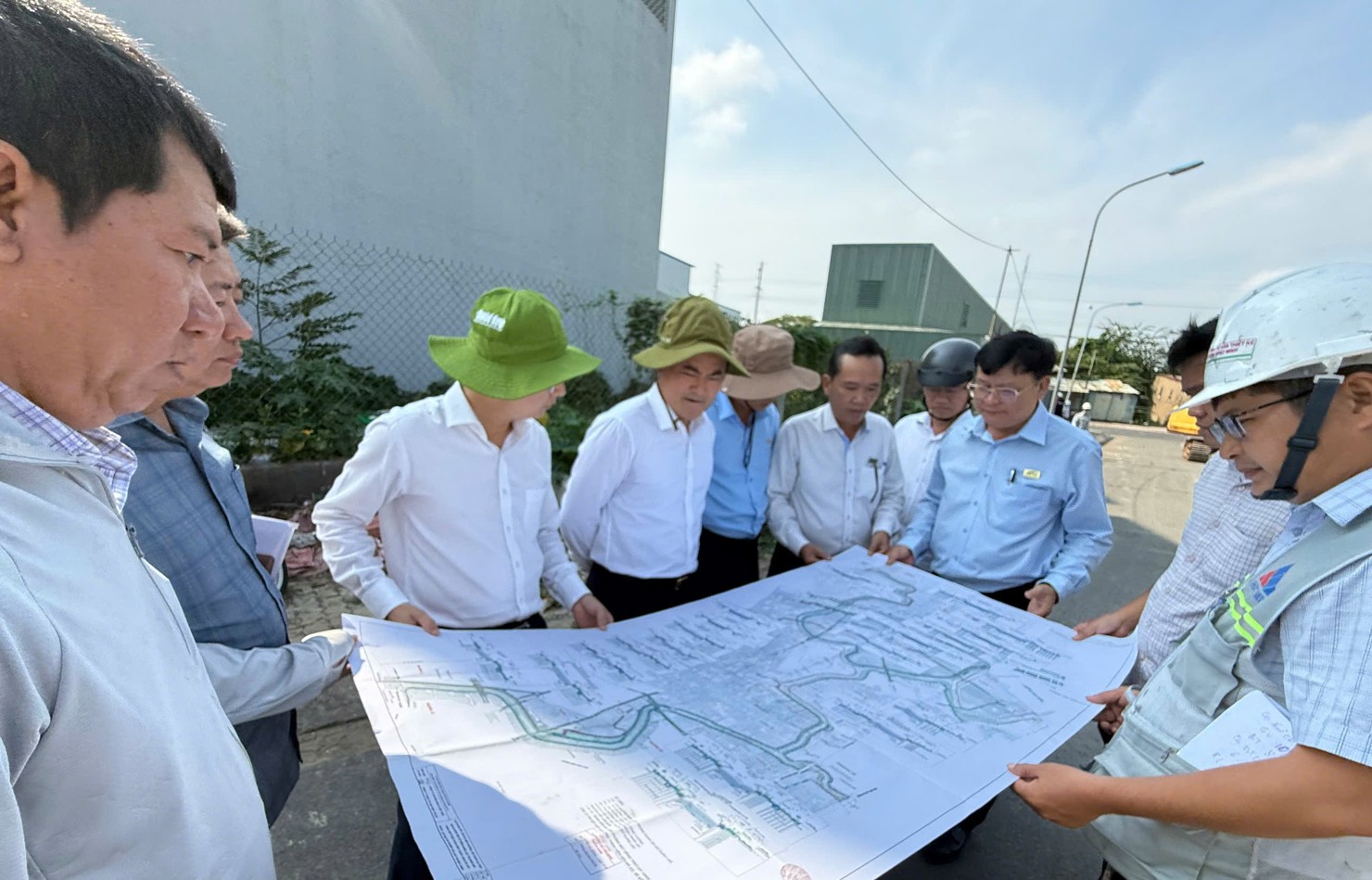 Ph&oacute; Chủ tịch UBND TP. Hồ Ch&iacute; Minh B&ugrave;i Xu&acirc;n Cường (thứ tư từ tr&aacute;i qua) dẫn đầu Tổ c&ocirc;ng t&aacute;c số 1 về giải ng&acirc;n vốn đầu tư c&ocirc;ng kiểm tra một dự &aacute;n. Ảnh: Phạm Thọ