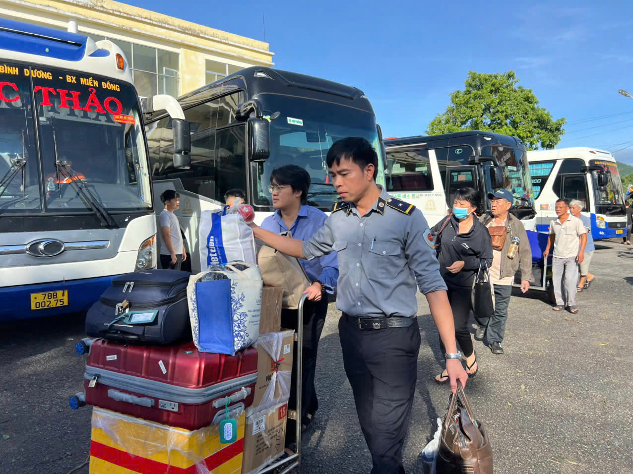 H&agrave;nh kh&aacute;ch từ ga Tuy H&ograve;a được chuyển tải bằng đường bộ.