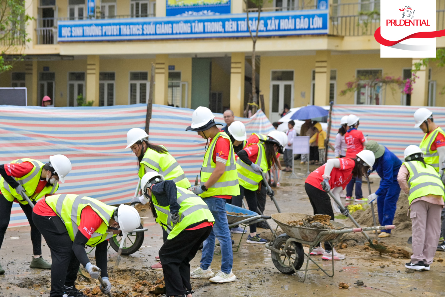 C&aacute;c t&igrave;nh nguyện vi&ecirc;n của Prudential chung tay cải tạo cơ sở hạ tầng trường học tại L&agrave;o Cai.