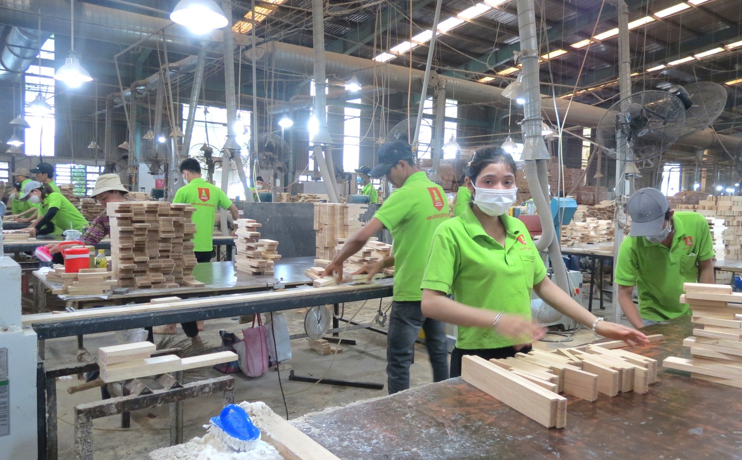 Hoạt động tại một doanh nghiệp ng&agrave;nh gỗ TP. Hồ Ch&iacute; Minh. Ảnh: Phạm Thọ