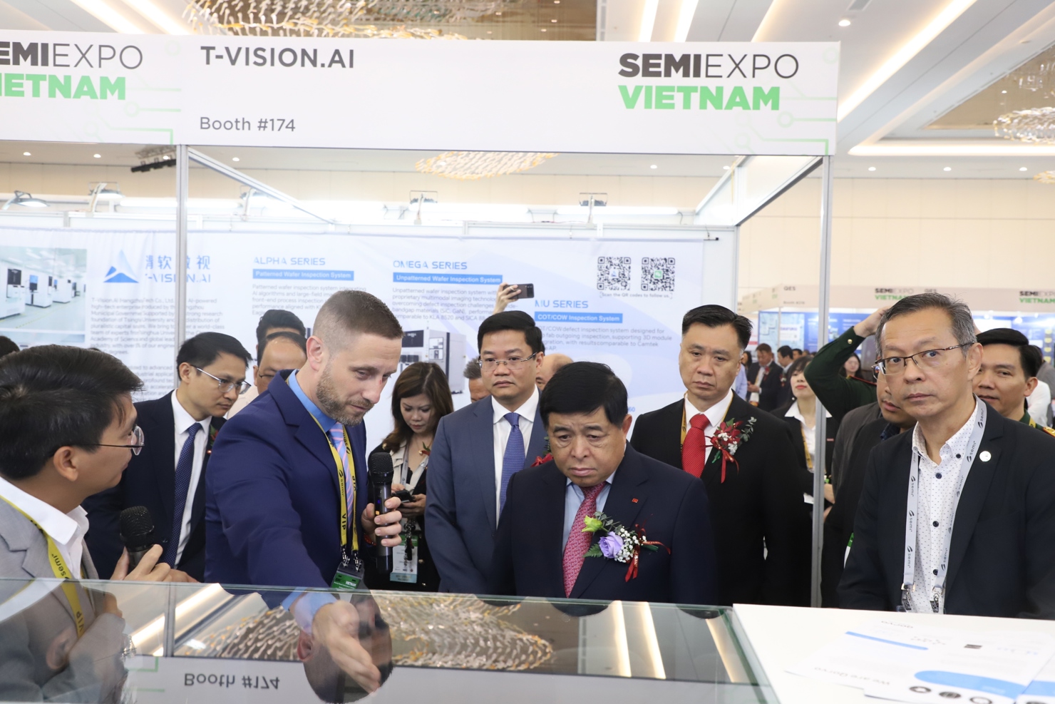 Ph&oacute; Thủ tướng Nguyễn Ch&iacute; Dũng c&ugrave;ng c&aacute;c đại biểu thăm c&aacute;c gian trưng b&agrave;y tại&nbsp;Triển l&atilde;m ng&agrave;nh C&ocirc;ng nghiệp b&aacute;n dẫn Việt Nam 2025.&nbsp;&nbsp;