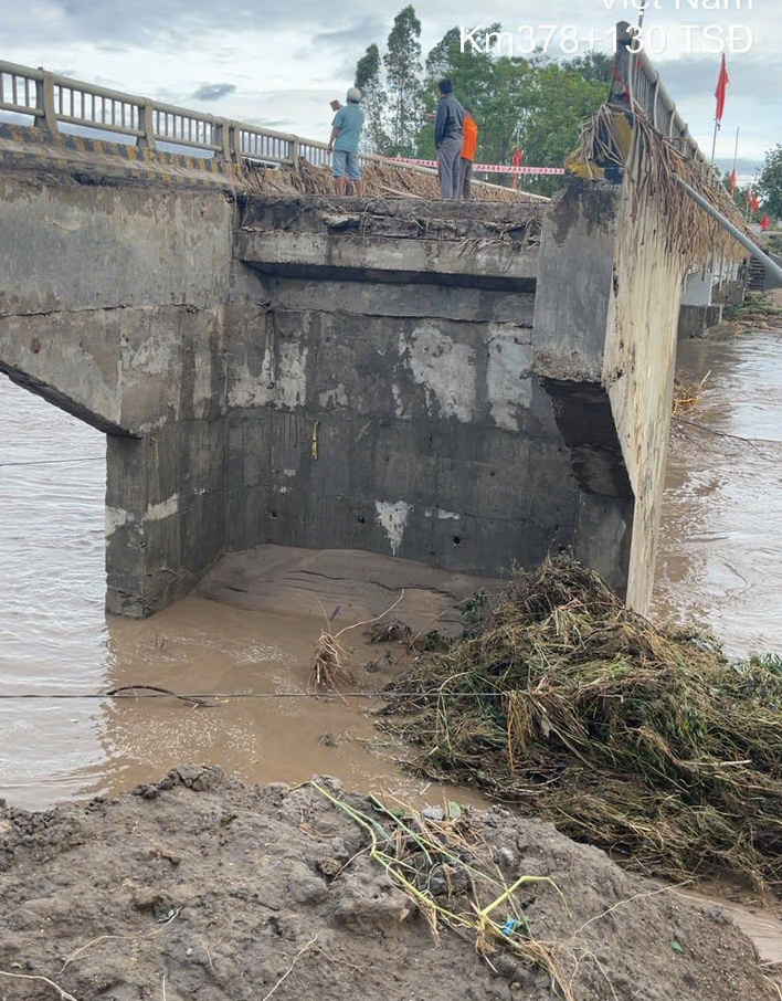 Trong s&aacute;ng ng&agrave;y 7/11, l&atilde;nh đạo Khu Quản l&yacute; đường bộ III đ&atilde; xuống kiểm tra v&agrave; chỉ đạo c&ocirc;ng t&aacute;c khắc phục cầu Đắk Pờ T&oacute;.