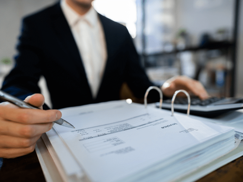 Việc ph&acirc;n cấp k&yacute; tr&ecirc;n chứng từ kế to&aacute;n của doanh nghiệp phải ph&ugrave; hợp với quy định của ph&aacute;p luật. Ảnh minh họa