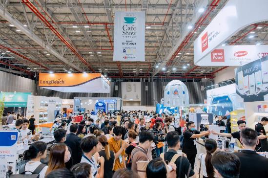 Kh&ocirc;ng gian Cafe Show thu h&uacute;t đ&ocirc;ng người tham gia.