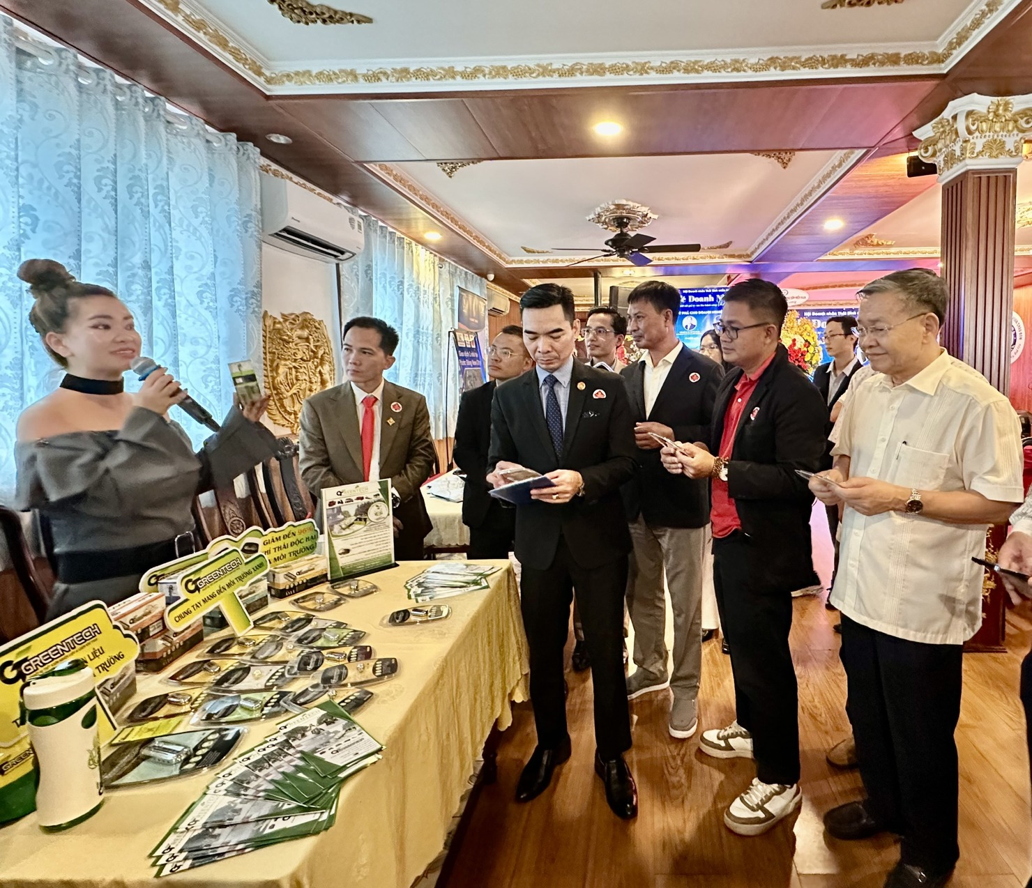 Doanh nh&acirc;n giới thiệu sản phẩm gi&uacute;p tiết kiệm nhi&ecirc;n liệu tại sự kiện