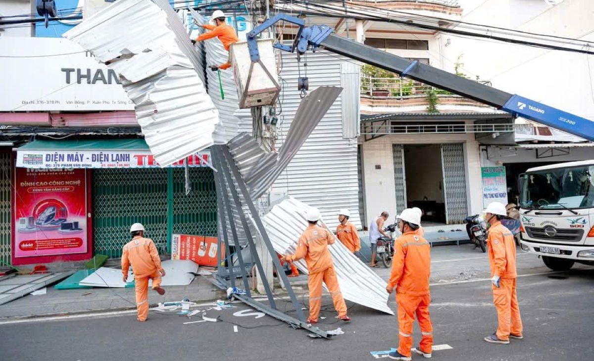 Kh&ocirc;i phục lưới điện sau b&atilde;o số 13 ở miền Trung. Ảnh: PT