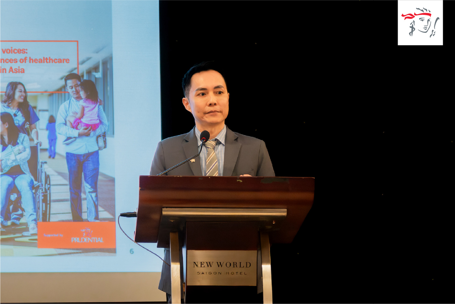 &Ocirc;ng Steven Chan - Gi&aacute;m đốc Quan hệ Ch&iacute;nh phủ v&agrave; Ch&iacute;nh s&aacute;ch Tập đo&agrave;n Prudential tr&igrave;nh b&agrave;y b&aacute;o c&aacute;o Beyond Coverage tại Hội nghị.&nbsp;Ảnh: Prudential.