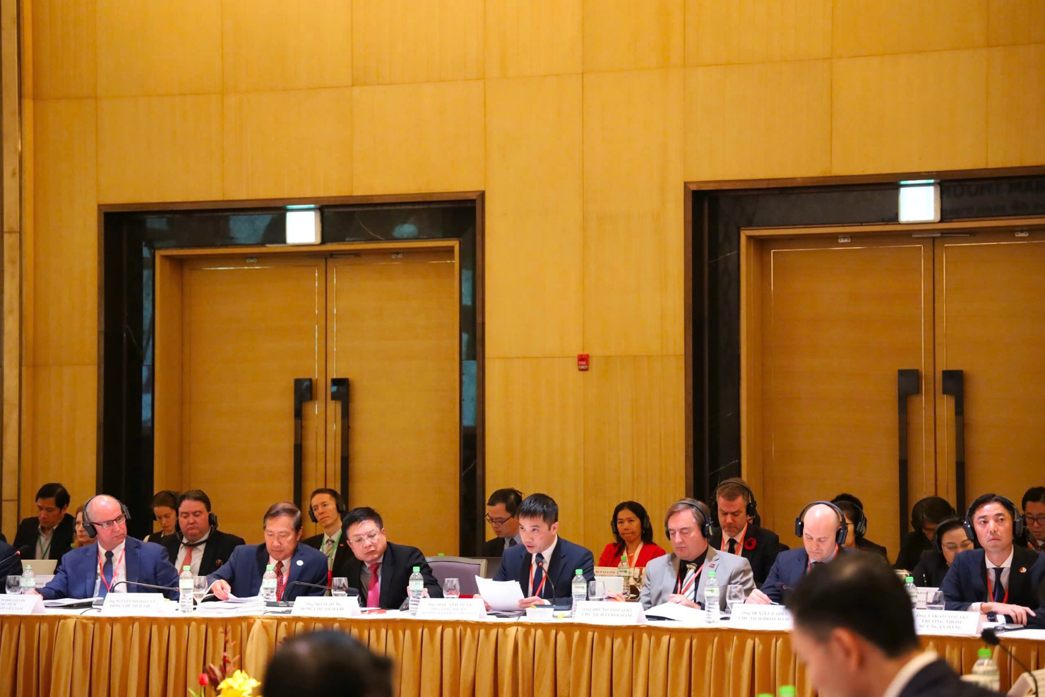 &Ocirc;ng Đậu Anh Tuấn - Ph&oacute; Tổng Thư k&yacute; VCCI (h&agrave;ng đầu, thứ tư từ tr&aacute;i sang) kiến nghị ph&aacute;t triển thị trường t&iacute;n chỉ c&aacute;c-bon, tr&aacute;i phiếu xanh.