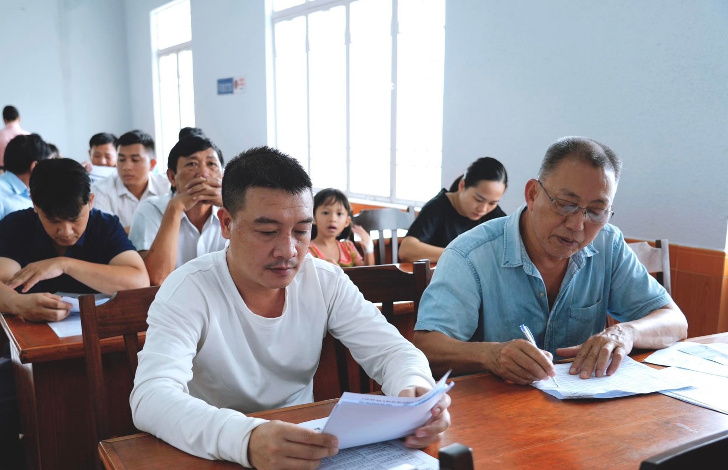 C&aacute;c hộ kinh doanh ở tỉnh L&acirc;m Đồng t&igrave;m hiểu quy định bỏ thuế kho&aacute;n. Ảnh: M.V