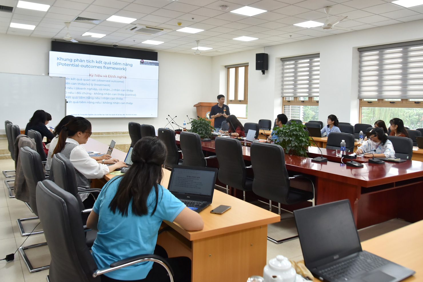 Buổi seminar thu h&uacute;t sự quan t&acirc;m của đ&ocirc;ng đảo sinh vi&ecirc;n ng&agrave;nh To&aacute;n Kinh tế.