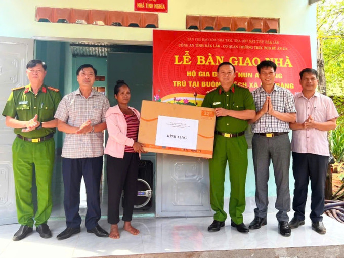 C&ocirc;ng an tỉnh Đắk Lắk b&agrave;n giao nh&agrave; mới cho một hộ d&acirc;n theo chương tr&igrave;nh x&oacute;a nh&agrave; tạm.&nbsp;