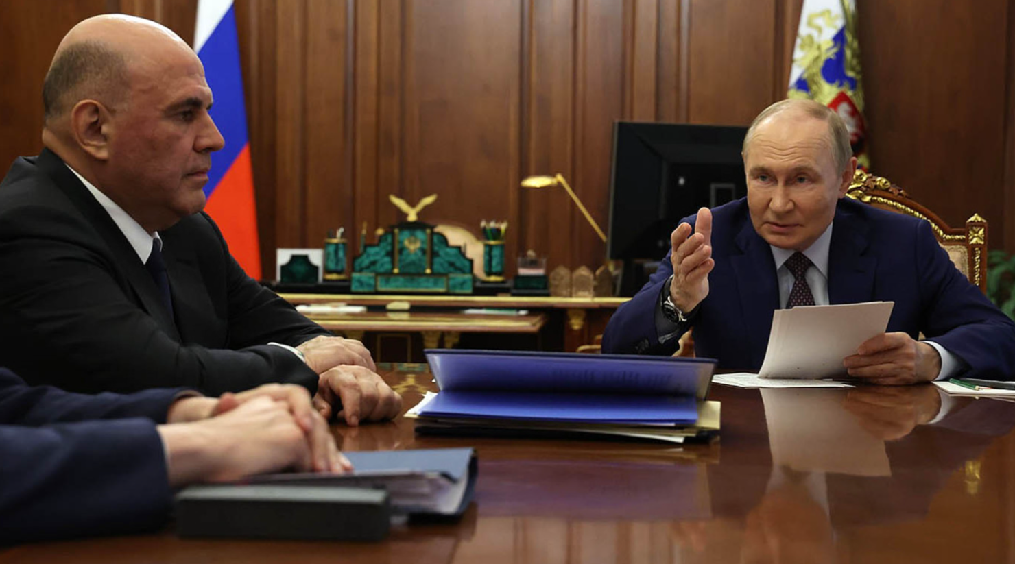 Tổng thống Vladimir Putin chỉ đạo c&aacute;c cơ quan chức năng ho&agrave;n thiện lộ tr&igrave;nh khai th&aacute;c v&agrave; sản xuất đất hiếm d&agrave;i hạn trước ng&agrave;y 1/12. Ảnh: Điện Kremlin. &nbsp;