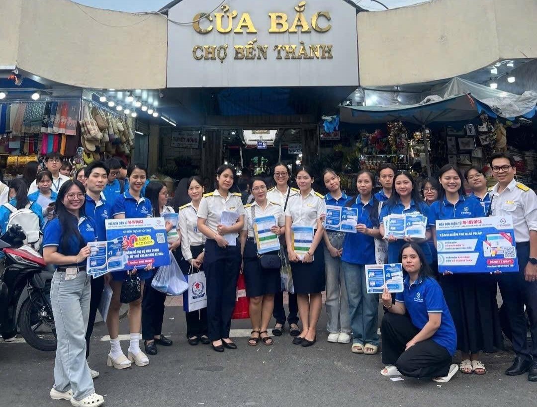 Thuế cơ sở 1 phối hợp với&nbsp;C&ocirc;ng ty TNHH H&oacute;a đơn điện tử M-Invoice &ndash; Chi nh&aacute;nh TP. Hồ Ch&iacute; Minh hỗ trợ hộ kinh doanh tại chợ Bến Th&agrave;nh. Ảnh: Thuế TP.HCM