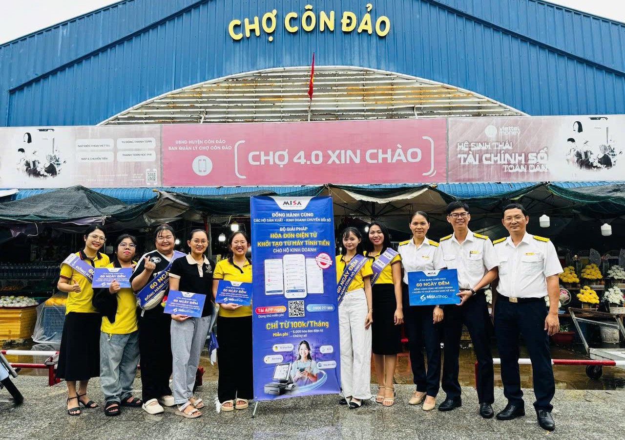Thuế cơ sở 24 phối hợp với nh&agrave; cung cấp giải ph&aacute;p MISA hỗ trợ hộ kinh doanh tại Chợ C&ocirc;n Đảo (đặc khu C&ocirc;n Đảo). Ảnh: Thuế TP.HCM