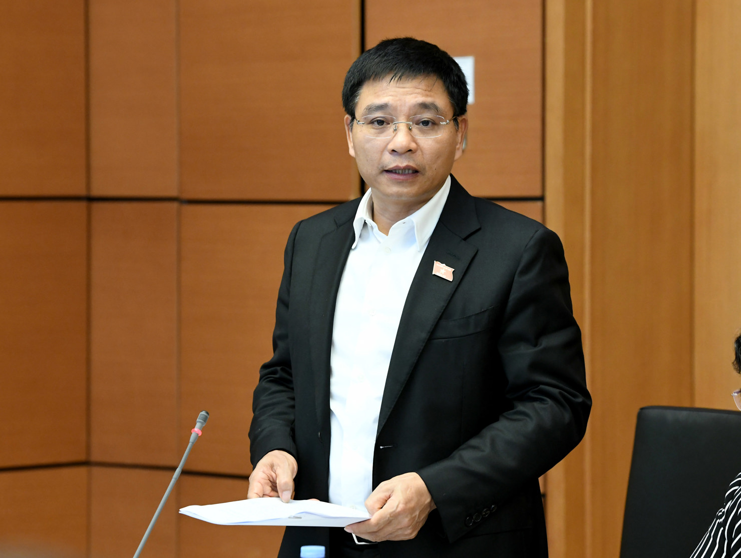 Bộ trưởng Bộ T&agrave;i ch&iacute;nh Nguyễn Văn Thắng ph&aacute;t biểu tại phi&ecirc;n thảo luận Tổ 11.