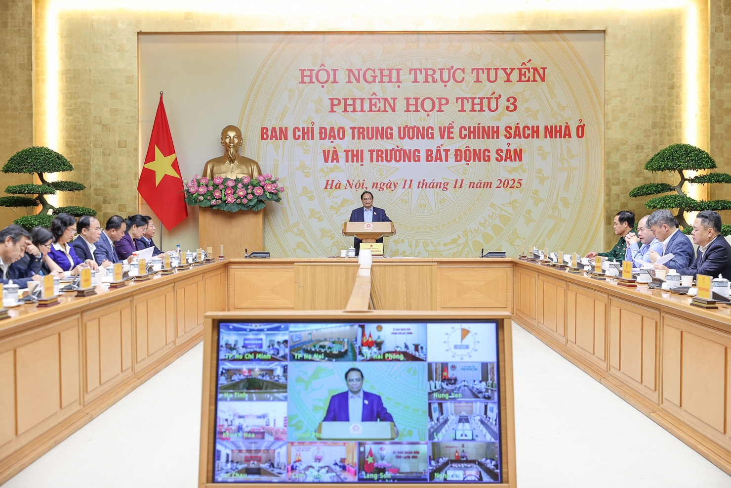 Thủ tướng Phạm Minh Ch&iacute;nh, Trưởng Ban Chỉ đạo Trung ương về ch&iacute;nh s&aacute;ch nh&agrave; ở v&agrave; thị trường bất động sản, chủ tr&igrave; phi&ecirc;n họp thứ 3 của Ban Chỉ đạo. Ảnh: VGP/Nhật Bắc
