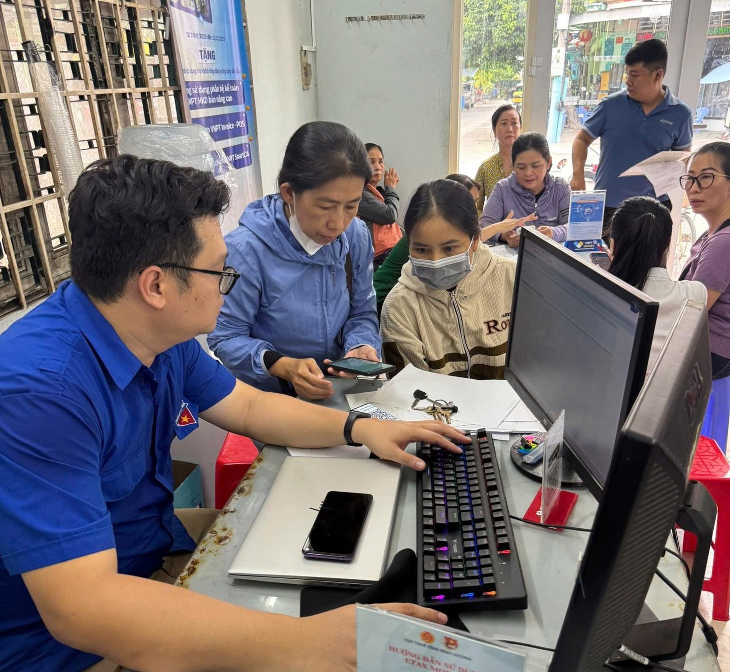 Thuế cơ sở 29 hỗ trợ hộ kinh doanh tr&ecirc;n địa b&agrave;n (tỉnh B&igrave;nh Dương trước đ&acirc;y) sử dựng phần mềm k&ecirc; khai thuế điện tử. Ảnh: Thuế TP. Hồ Ch&iacute; Minh