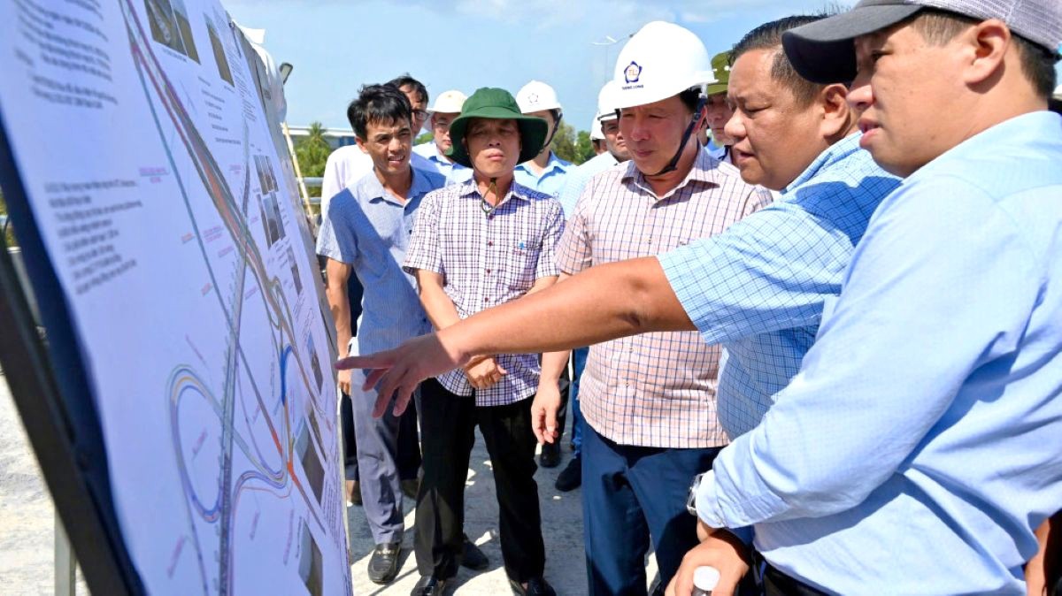 Chủ tịch UBND tỉnh T&acirc;y Ninh Nguyễn Văn &Uacute;t kiểm tra tiến độ dự &aacute;n đầu tư c&ocirc;ng. Ảnh: VP