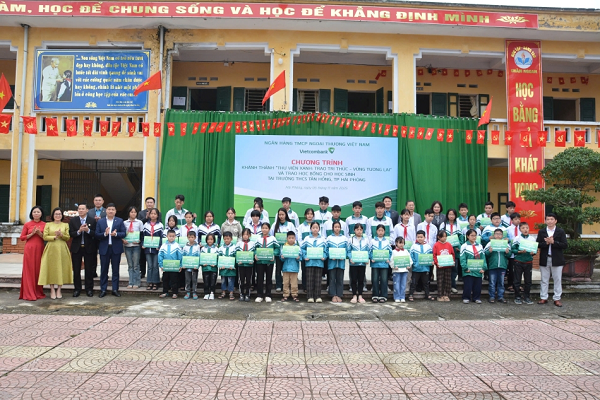 Đại diện Ban l&atilde;nh đạo Vietcombank trao tặng 80 suất học bổng "C&ugrave;ng em tiến bước" cho c&aacute;c em học sinh tại c&aacute;c trường tr&ecirc;n địa b&agrave;n x&atilde; Đường An v&agrave; Kẻ Sặt &nbsp;