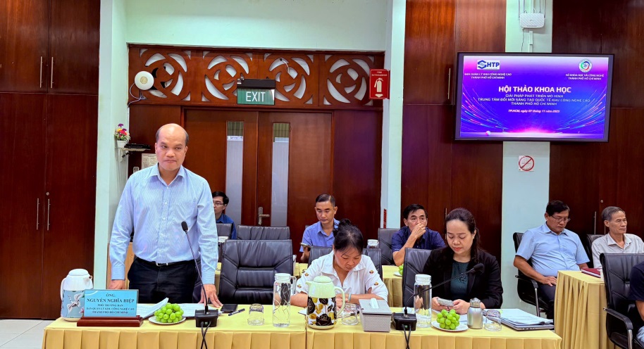 &Ocirc;ng Nguyễn Nghĩa Hiệp cho rằng, Th&agrave;nh phố cần tập trung v&agrave;o c&aacute;c c&ocirc;ng nghệ AI, b&aacute;n dẫn, sinh học, c&ocirc;ng nghệ số. Ảnh: LV