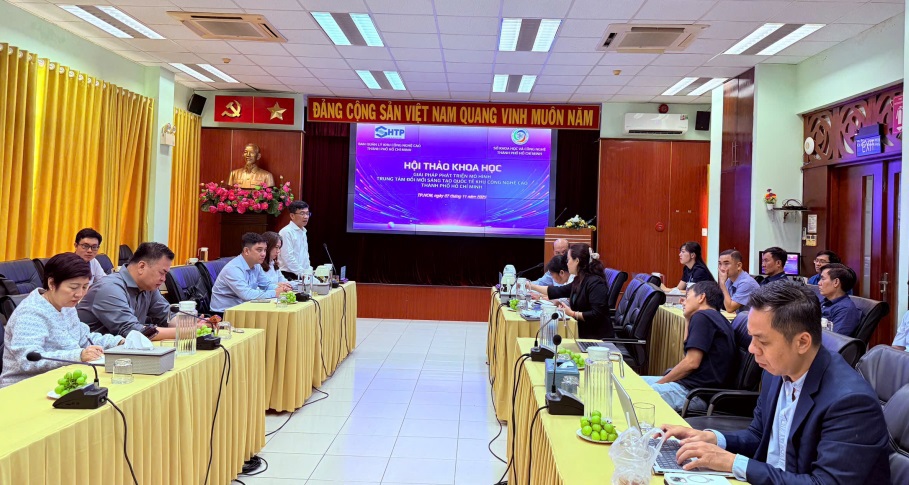 C&aacute;c chuy&ecirc;n gia, doanh nghiệp, nh&agrave; quản l&yacute; c&ugrave;ng thảo luận, đề xuất giải ph&aacute;p, cơ chế ch&iacute;nh s&aacute;ch để ph&aacute;t triển Trung t&acirc;m đổi mới s&aacute;ng tạo quốc tế. Ảnh: LV