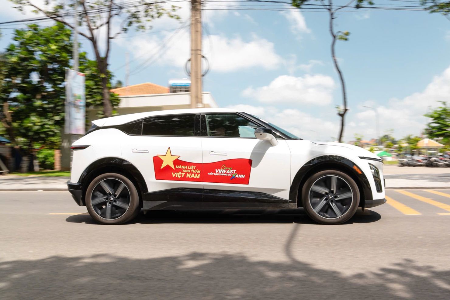 VinFast VF 7 c&oacute; kiểu d&aacute;ng thể thao v&agrave; trẻ trung.