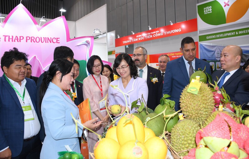 C&aacute;c đại biểu tham quan gian h&agrave;ng trưng b&agrave;y, giới thiệu của tỉnh Đồng Th&aacute;p. Ảnh: Gia Cư