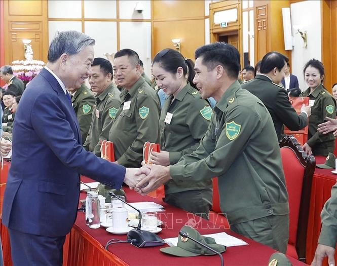 Tổng B&iacute; Thư T&ocirc; L&acirc;m tặng qu&agrave; cho c&aacute;c đại biểu. Ảnh: Thống Nhất/TTXVN.