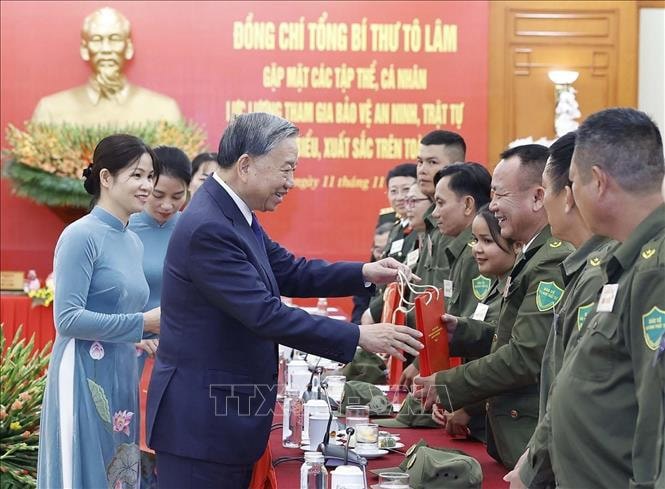 Tổng B&iacute; Thư T&ocirc; L&acirc;m tặng qu&agrave; cho c&aacute;c đại biểu. Ảnh: Thống Nhất/TTXVN.