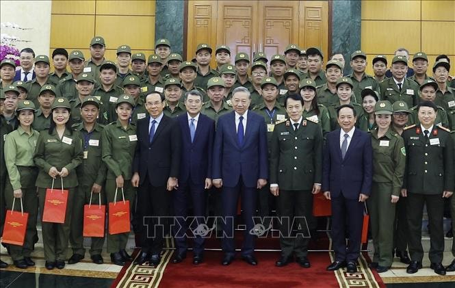 Tổng B&iacute; Thư T&ocirc; L&acirc;m với c&aacute;c đại biểu. Ảnh: Thống Nhất/TTXVN.