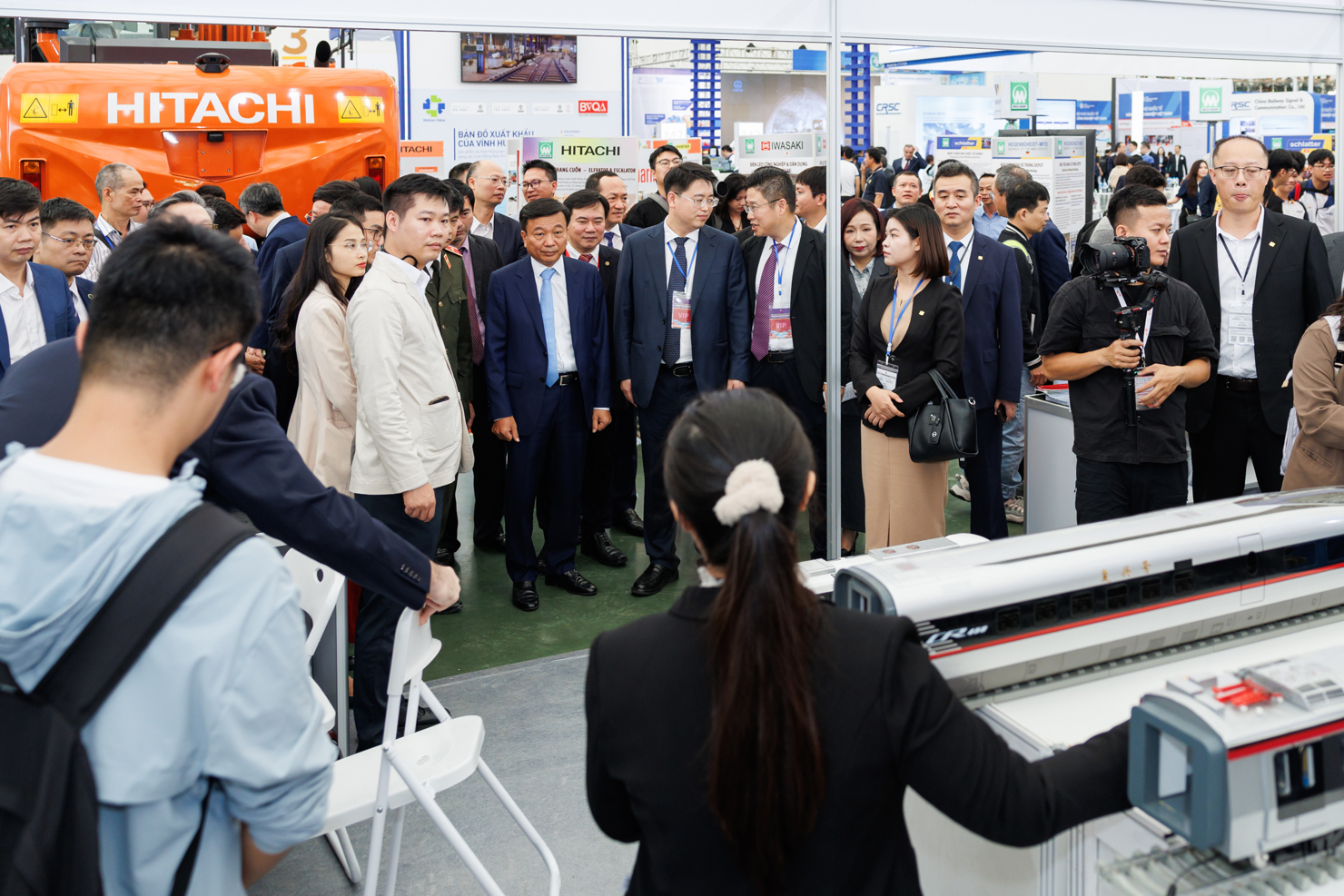 Đại diện c&aacute;c cơ quan chức năng tham quan gian h&agrave;ng triển l&atilde;m.