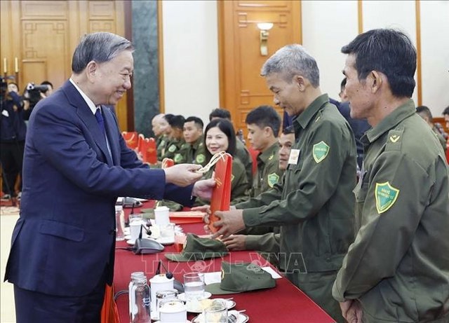 Tổng B&iacute; Thư T&ocirc; L&acirc;m tặng qu&agrave; cho c&aacute;c đại biểu. Ảnh: Thống Nhất/TTXVN.