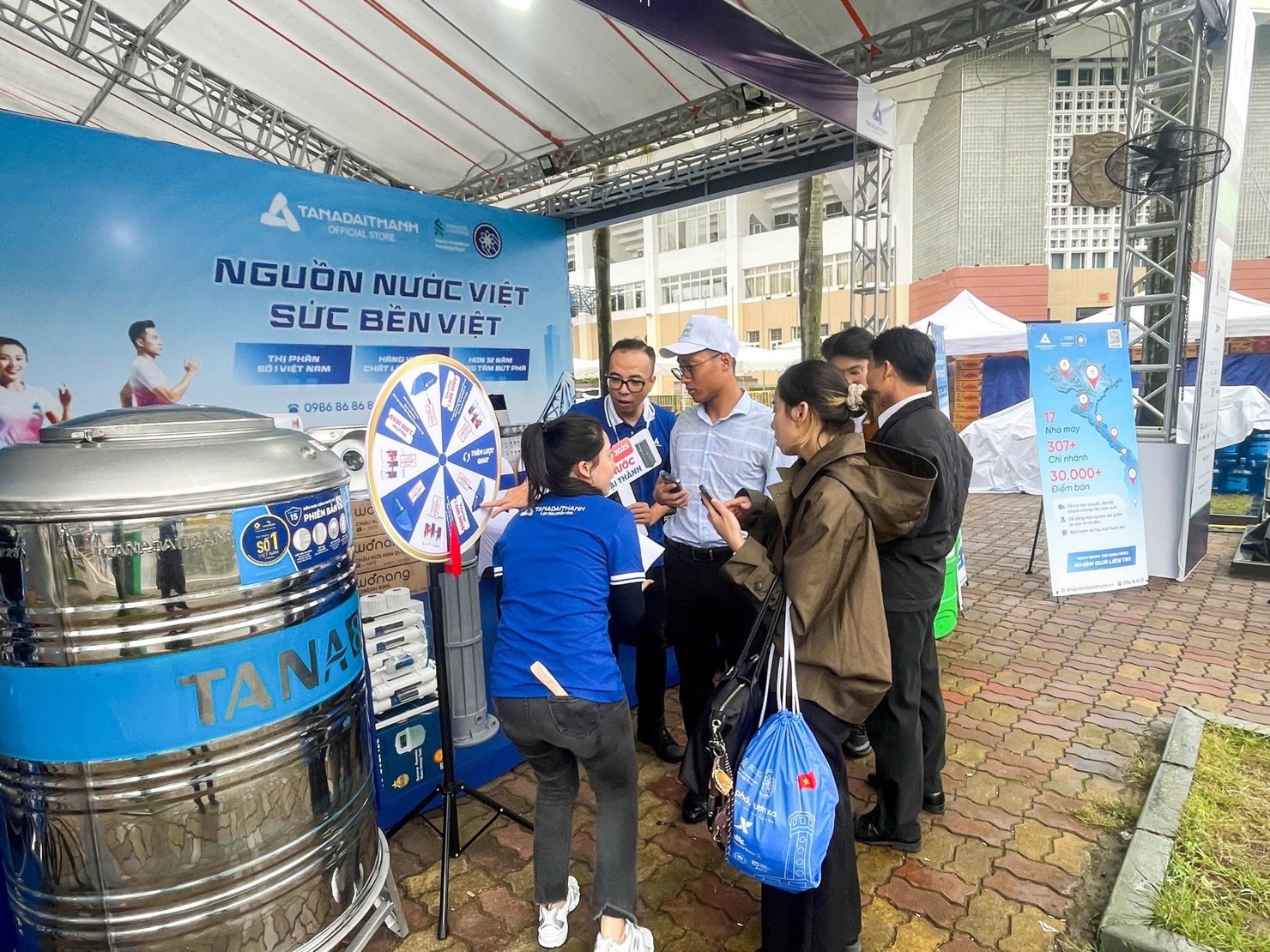 Kh&aacute;ch tham quan tham gia minigame V&ograve;ng quay may mắn