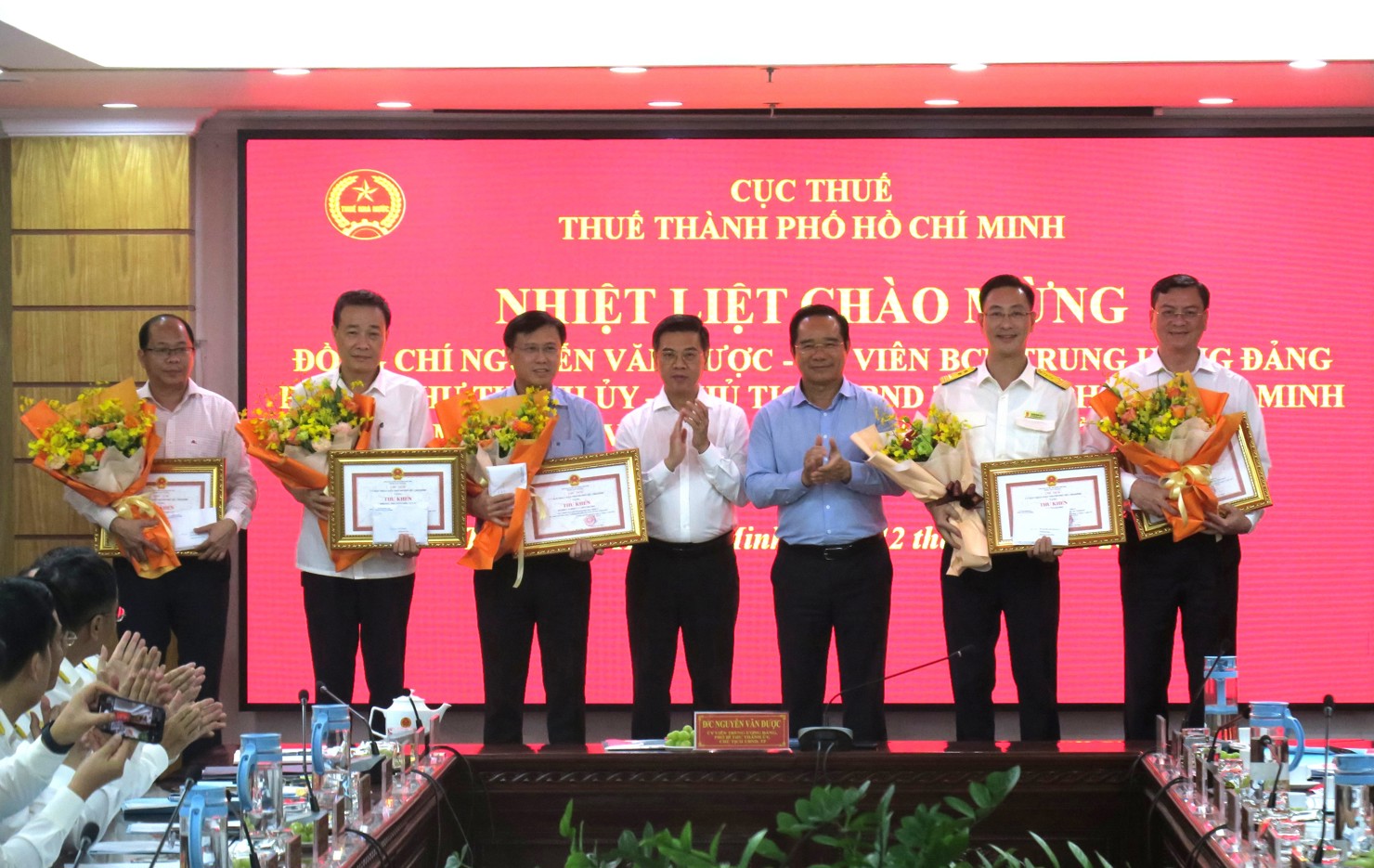 Chủ tịch UBND TP. Hồ Ch&iacute; Minh Nguyễn Văn Được khen thưởng đột xuất c&aacute;c đơn vị c&oacute; th&agrave;nh t&iacute;ch xuất sắc trong thực hiện nhiệm vụ thu ng&acirc;n s&aacute;ch 10 th&aacute;ng năm 2025. Ảnh: Đức Mỹ