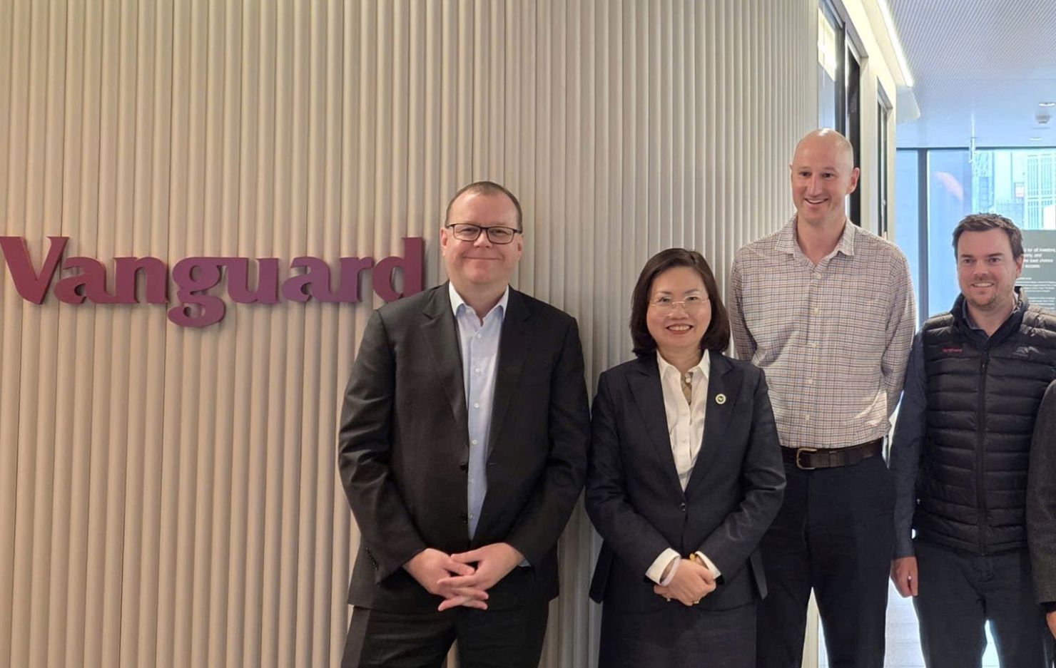 Chủ tịch UBCKNN chụp ảnh c&ugrave;ng đại diện Quỹ&nbsp; Đầu tư to&agrave;n cầuVanguard.