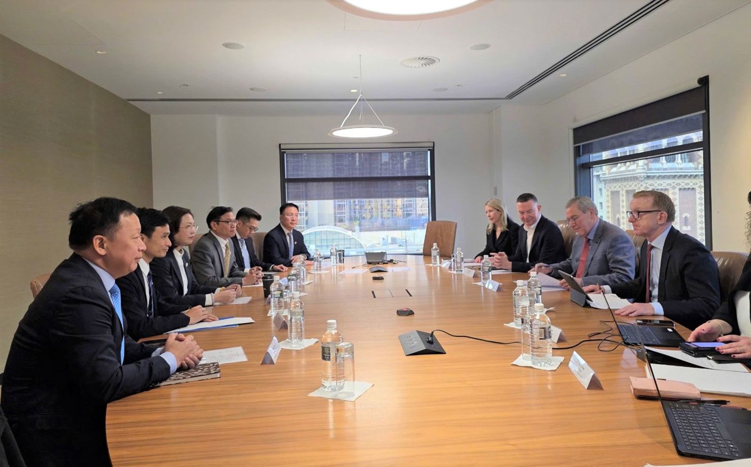 To&agrave;n cảnh buổi l&agrave;m việc.