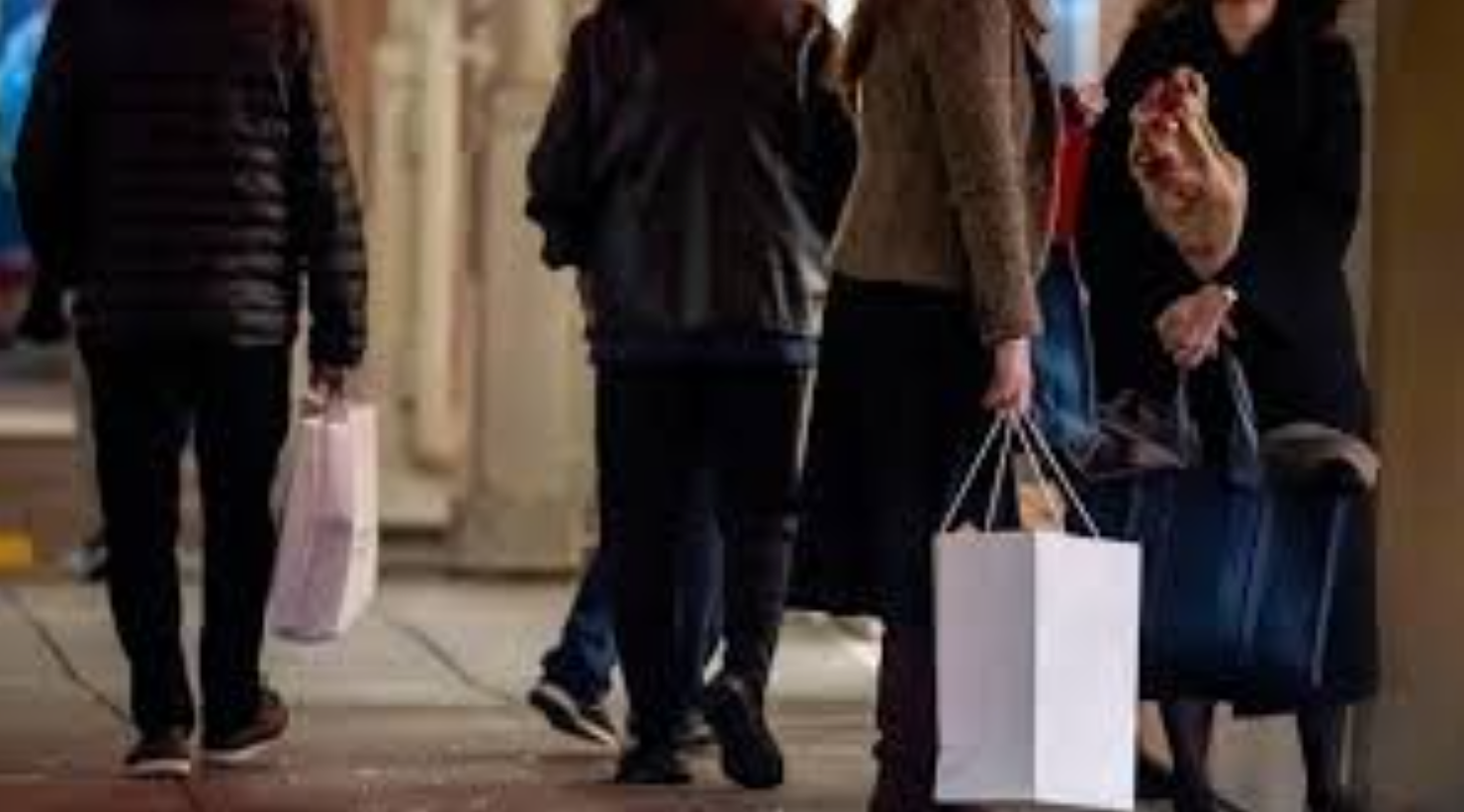 Nhiều cử tri Mỹ kh&ocirc;ng h&agrave;i l&ograve;ng với ch&iacute;nh s&aacute;ch kinh tế của Tổng thống Donald Trump, đặc biệt l&agrave; chi ph&iacute; sinh hoạt cao. Ảnh: USA Today. &nbsp;