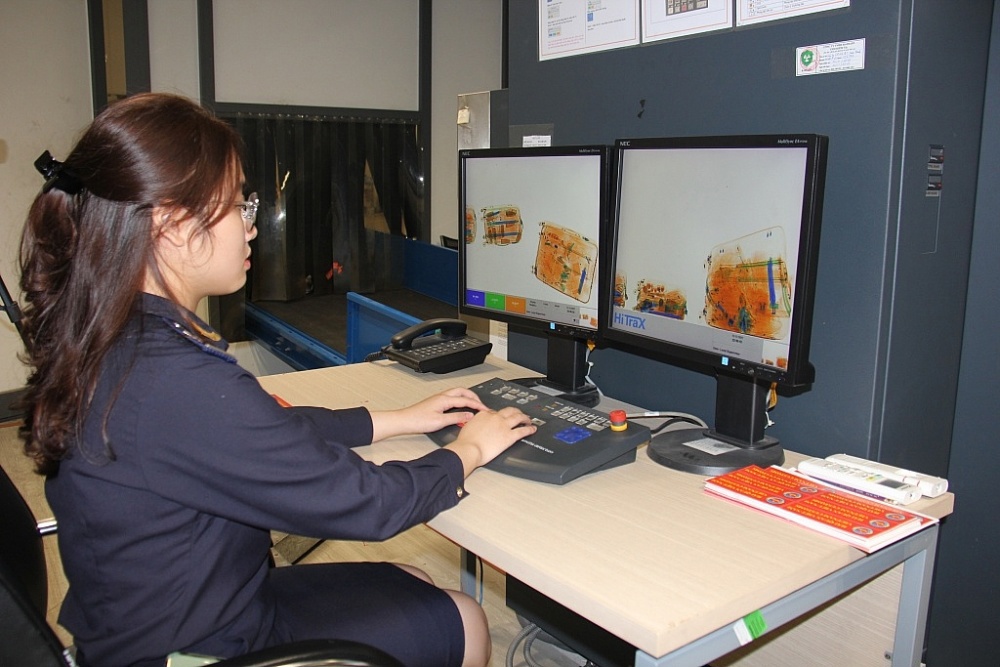 Hải quan cửa khẩu s&acirc;n bay quốc tế Cam Ranh ứng dụng c&ocirc;ng nghệ hiện đại trong kiểm tra h&agrave;nh l&yacute;. Ảnh: T.H