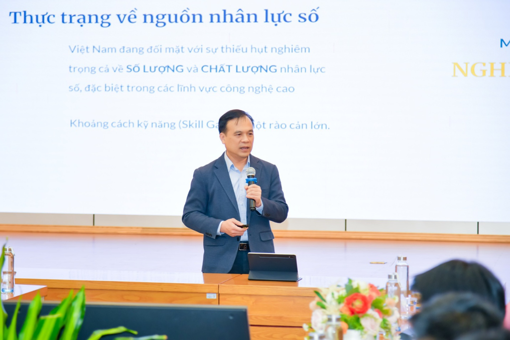 TS. Nguyễn Minh Ngọc - Ph&oacute; Cục trưởng Cục C&ocirc;ng nghệ th&ocirc;ng tin v&agrave; Chuyển đổi số (Bộ T&agrave;i ch&iacute;nh) chia sẻ tại Tọa đ&agrave;m.