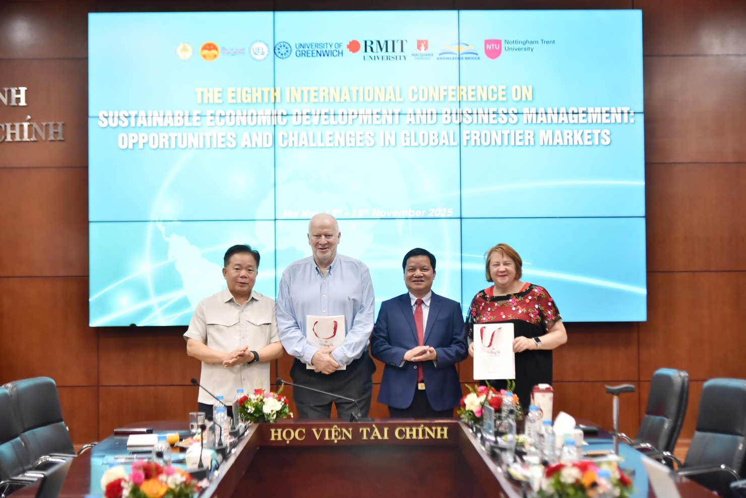 L&atilde;nh đạo Học viện T&agrave;i ch&iacute;nh ch&agrave;o mừng hai gi&aacute;o sư tới Việt Nam.