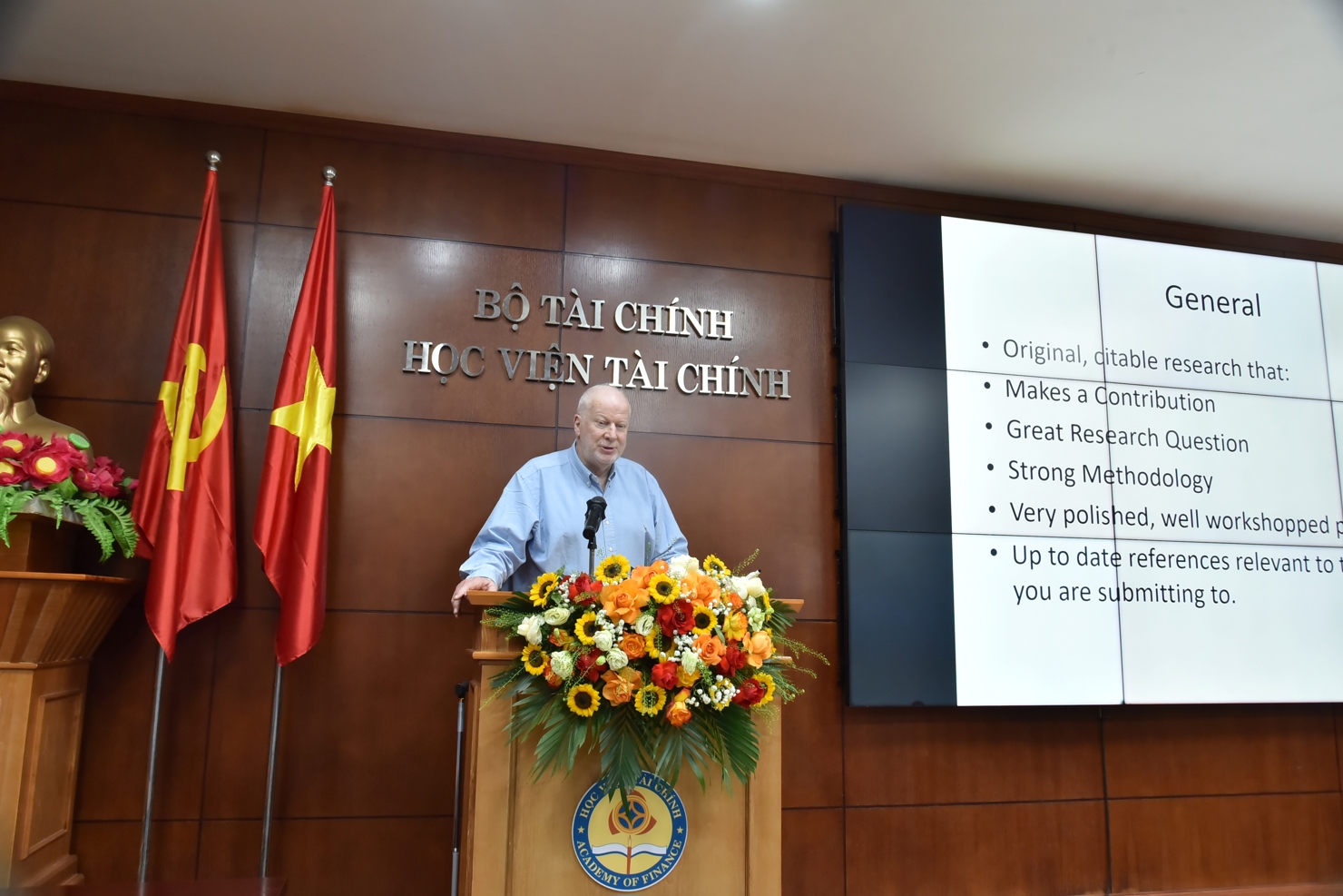 GS. Tom Smith - Đại học Macquarie (Australia) v&agrave; Đồng bi&ecirc;n tập tạp ch&iacute; &ldquo;Journal of Accounting Literature&rdquo; tr&igrave;nh b&agrave;y tham luận tại Tọa đ&agrave;m.