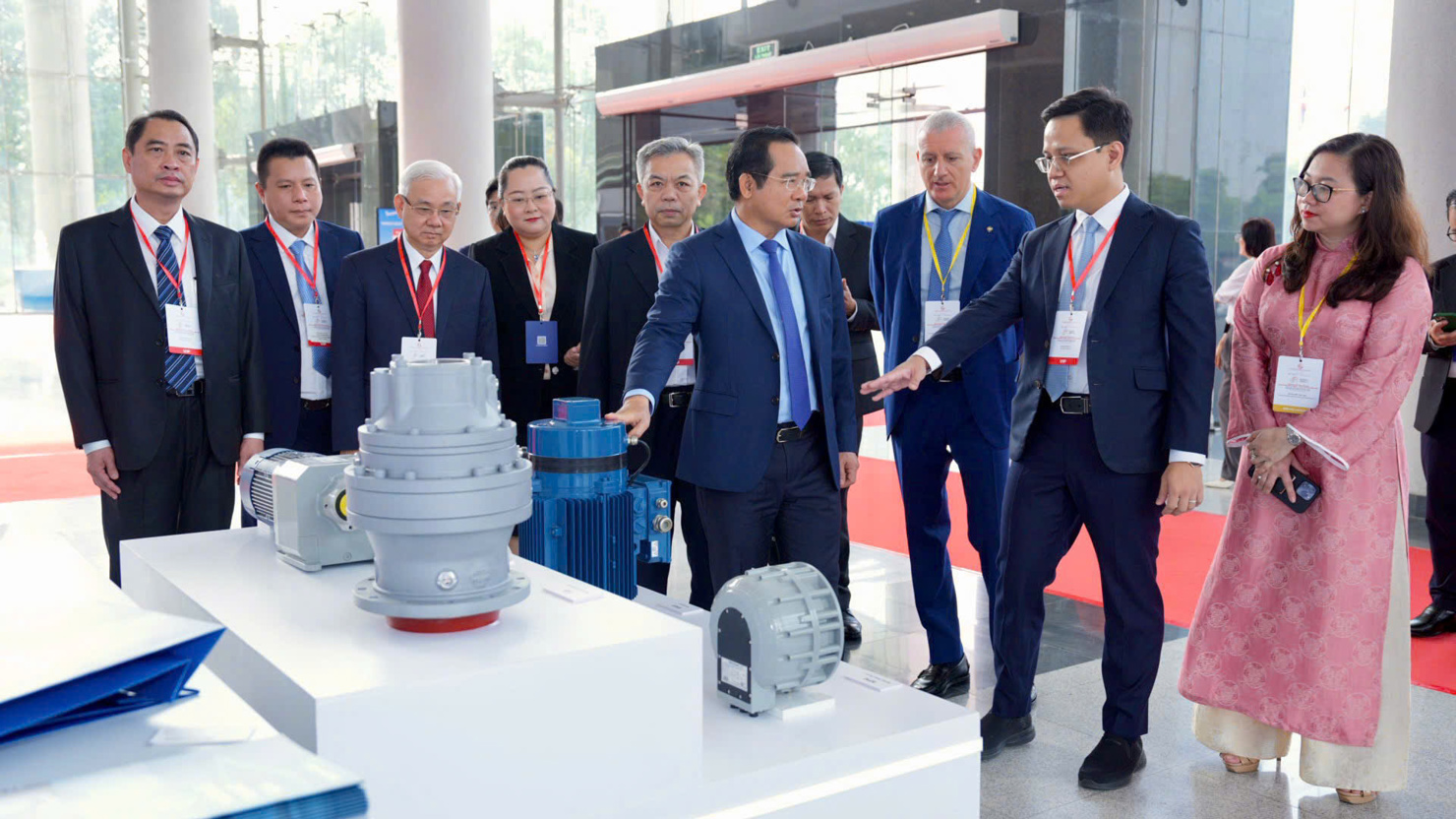 C&aacute;c đại biểu tham quan gian&nbsp;h&agrave;ng tại Diễn đ&agrave;n.&nbsp;Ảnh: Thu Dịu