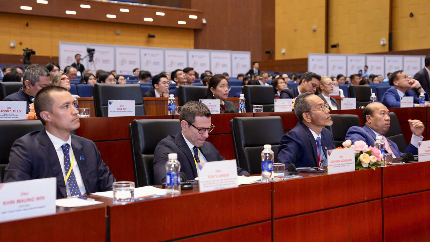 C&aacute;c đại biểu nước ngo&agrave;i tham dự diễn đ&agrave;n.