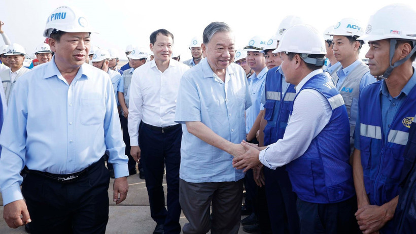 Tổng B&iacute; thư T&ocirc; L&acirc;m với c&aacute;n bộ, c&ocirc;ng nh&acirc;n, người lao động thi c&ocirc;ng Dự &aacute;n Cảng H&agrave;ng kh&ocirc;ng quốc tế Long Th&agrave;nh. Ảnh: TTXVN